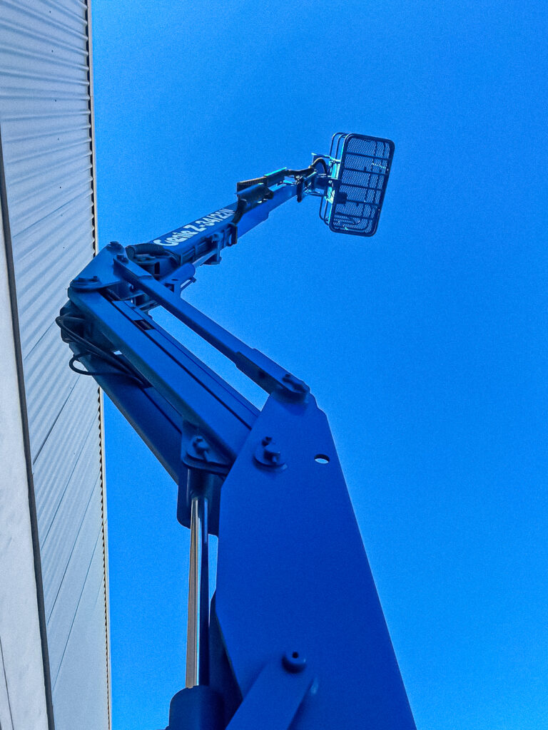 Plataforma articulada Genie Z-34 en venta y renta en México, equipo de elevación eléctrico ideal para trabajos en altura.